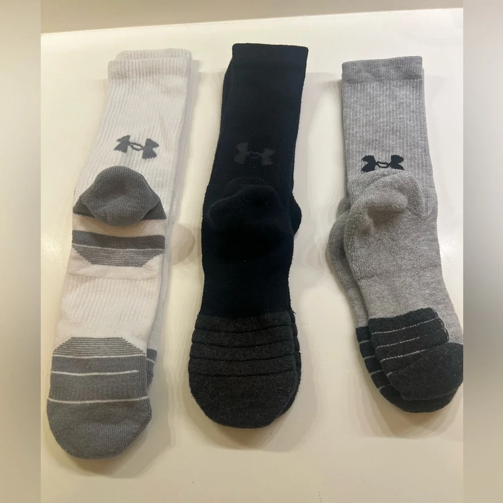 UNDER ARMOUR MEN’S CREW SOCKS 5 PAIRS. 3 WHITE. 1 GRAY. 1 BLACK. SIZE 8.5 - 13 - Picture 2 of 6